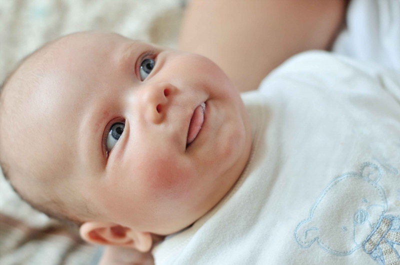 宝宝清醒不吃奶原因宝宝不吃奶有哪些危害